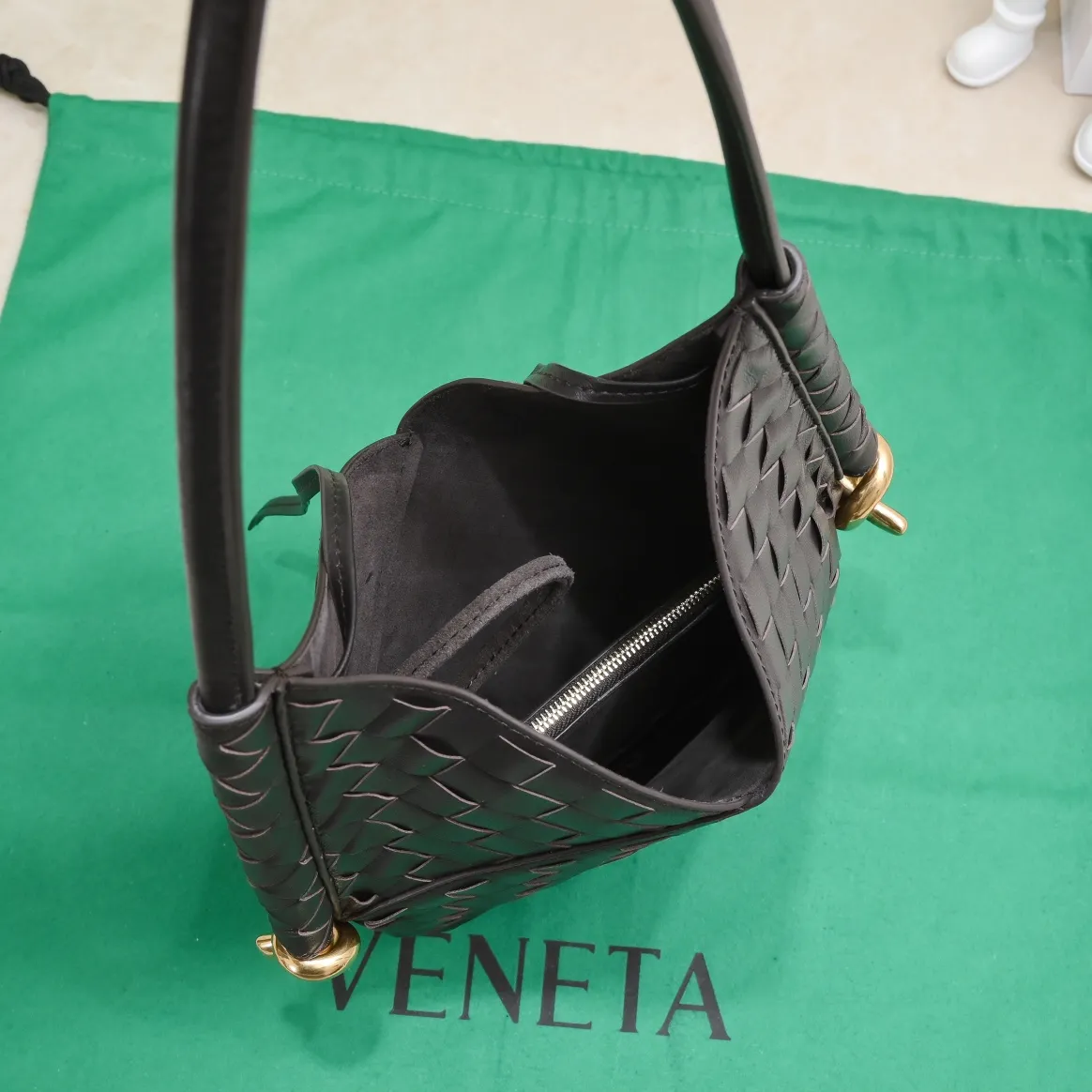 Batch 1700 #BottegaVeneta Bottega Veneta Yang Mi's same style Solstice Shoulder Ba's latest bag type also comes with a small bag inside. Very casual style 🔥 High-end, quiet and simple bag from BV show, "Solstice" dark green, black, ice cream color, various colors present different aesthetics The knots made with jewelry-grade craftsmanship, under the collision of soft leather and metal, present a unique sense of high-end. Elegant, casual, and unique. Style number: 0898 Size: 26*3*30cm